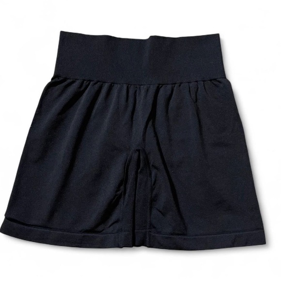 NVGTN Solid Seamless Black Biker Shorts - Picture 3 of 8